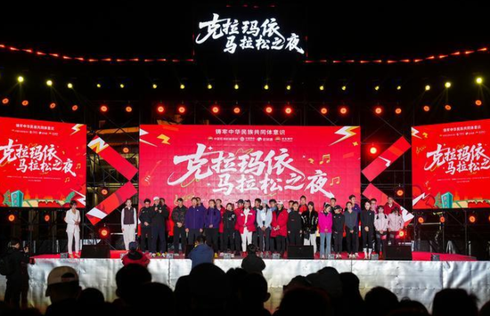 10月5日晚,“克拉玛依马拉松之夜”文艺晚会在克拉玛依河中心景区精彩上演。克拉玛依融媒记者 闵勇 摄