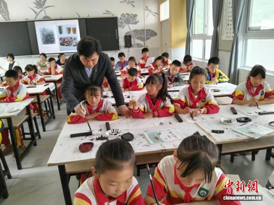 民进中央开明画院讲师团在七星关区长春堡镇天河同心小学授课。开明慈善基金会供图 民进中央开明画院讲师团在七星关区长春堡镇天河同心小学授课。开明慈善基金会供图