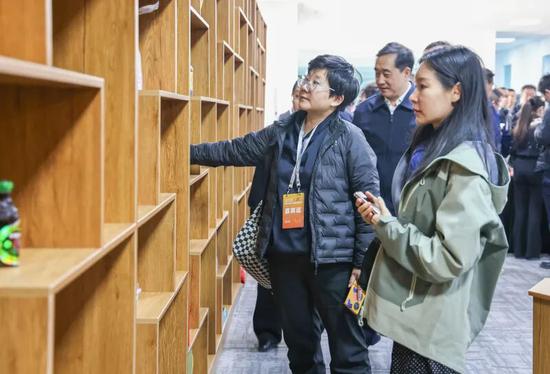 10月19日,2025民营企业助力南疆发展推进会参会代表在洛浦县追梦优品电子商务公司考察。记者 许晓龙 摄b
