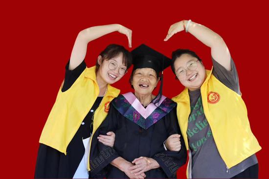 傅金萍(左) 受访者供图 傅金萍(左) 受访者供图