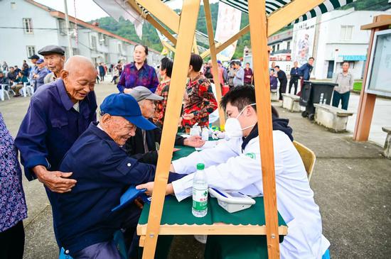 为老人检查身体。郭巨街道供图 为老人检查身体。郭巨街道供图