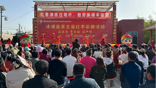 洛浦县第五届红枣采摘活动现场。