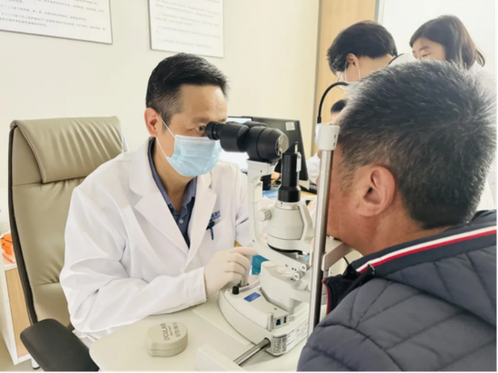 林教授为患者看诊并现场带教。