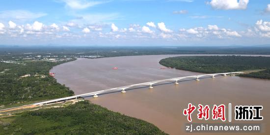 浙江交工承建的东马萨里巴斯大桥。浙江交工 供图 浙江交工承建的东马萨里巴斯大桥。浙江交工 供图