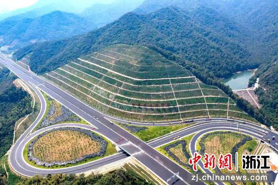 浙江交工承建的柯诸⾼速漓渚互通。浙江交工 供图 浙江交工承建的柯诸⾼速漓渚互通。浙江交工 供图