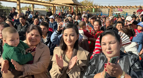 红枣采摘活动现场,各族群众满溢着热情。