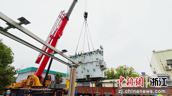 近日,上虞区35千伏码头主变压器造工程启动现场。王俊磊 供图 近日,上虞区35千伏码头主变压器造工程启动现场。王俊磊 供图