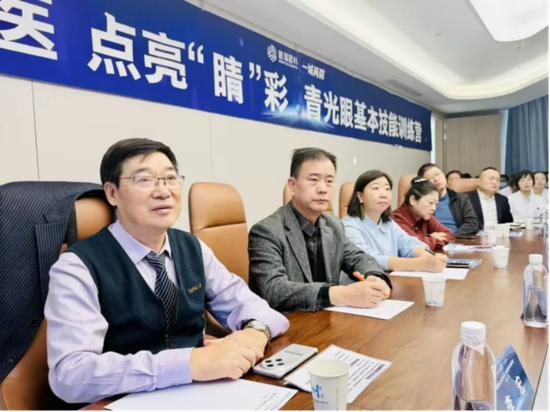 与会同仁全神贯注,认真聆听。
