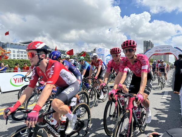 移动以高品质网络护航2025环广西公路自行车世界巡回。何莉莉 摄 移动以高品质网络护航2025环广西公路自行车世界巡回。何莉莉 摄