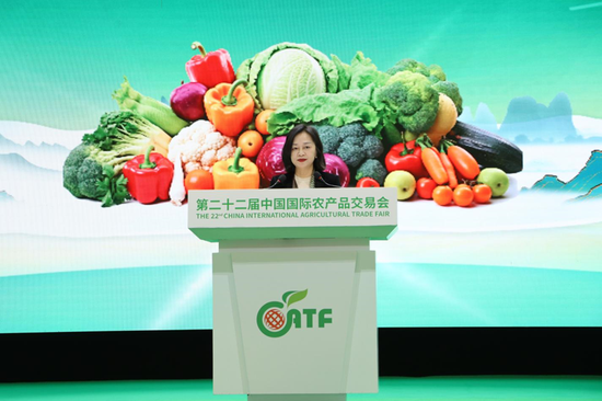 第八师石河子市农业农村局四级调研员王敏在农业品牌活动中推介。