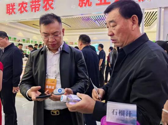 甘肃省电商商会会长潘从明(左一)在企业调研。古哈尔尼沙 摄d