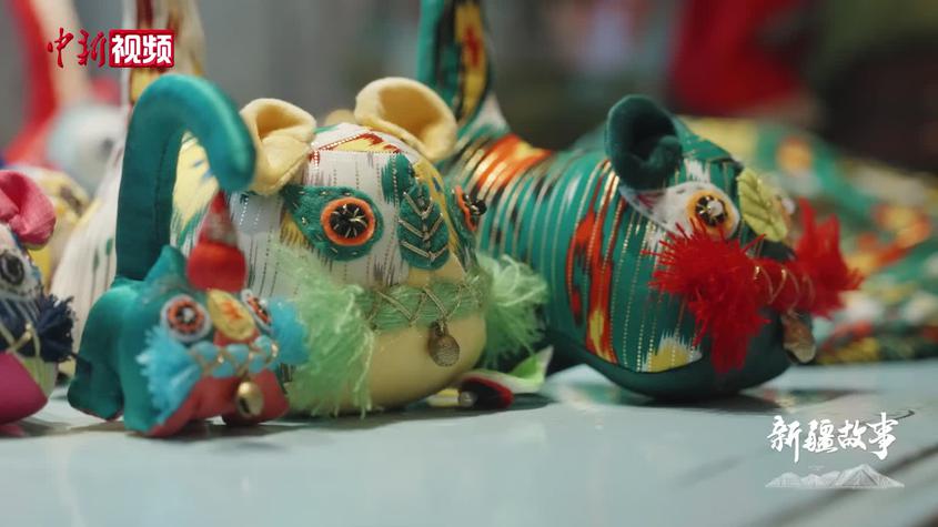 给布老虎穿上多彩“衣裳”