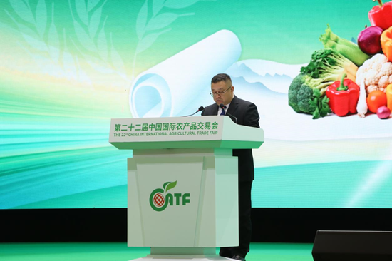 阿合买提•艾买提副县长推介“鄯心善果”农业区域公用品牌。