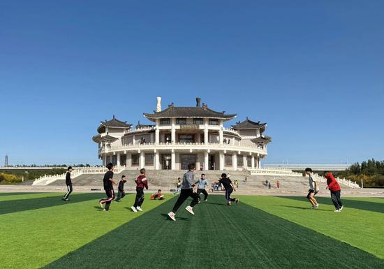 津和两地的孩子们正在踢友谊赛。李凌燕 摄