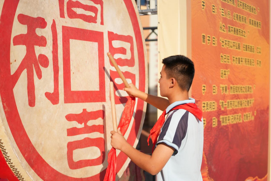 启动仪式上,学生代表击鼓明志。吾斯曼·阿不都 摄