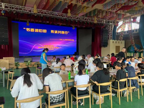 阿勒屯村党支部举办非遗文化体验活动。