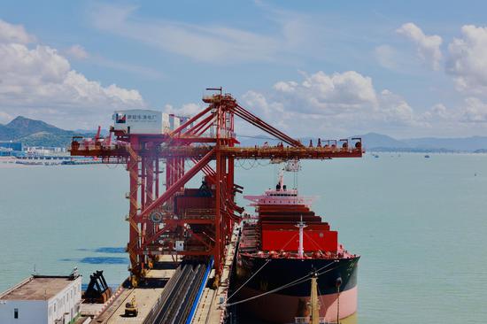 浙能乐电开展卸煤作业。孙超 摄