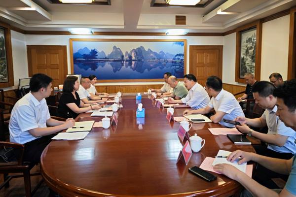工行桂林分行与阳朔县进行座谈交流。