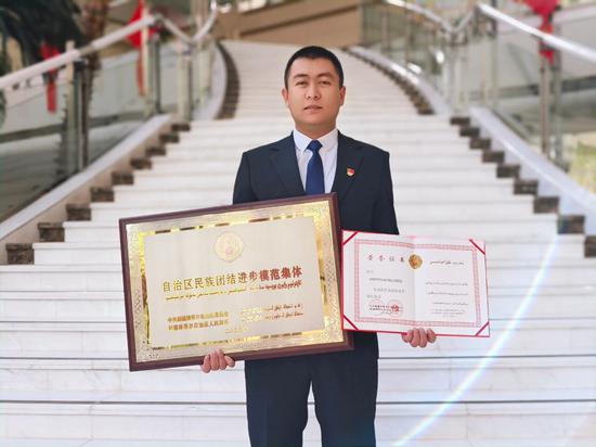 阿勒屯村党支部书记热西丁·阿不里力木作为代表在会场领奖。
