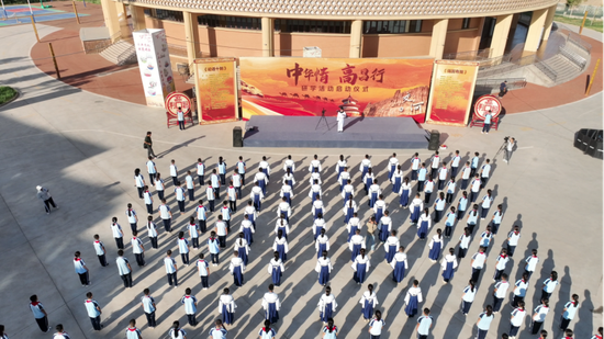 “中华情·高昌行”研学活动全体师生齐声诵读论语。 阿地力·阿力米提 摄