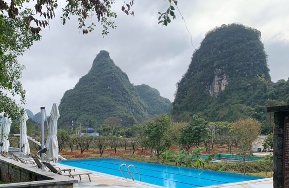 图为桂林分行金融支持的民宿企业内游泳池