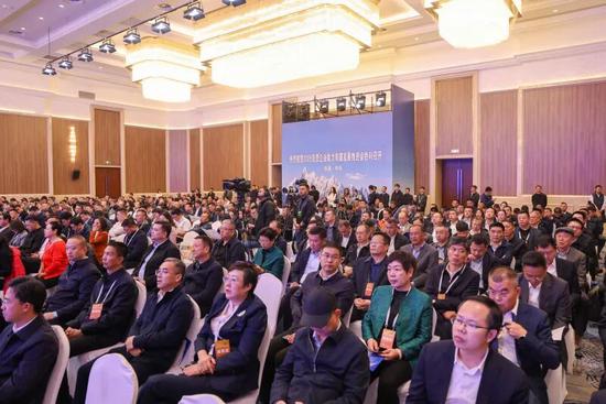民营企业代表参会,探寻商机。张亚辉 摄