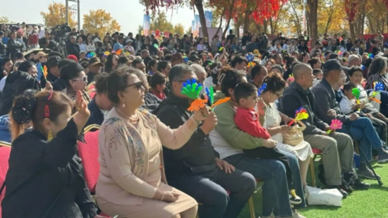 金黄胡杨下观众满座赏演出。