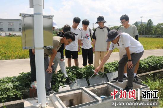 日前，项目成员在田间实验。（宁波财经学院供图）