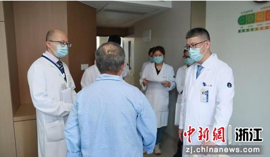 图为疼痛科医生在查房中。浙大二院供图