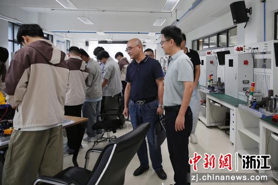 企业代表在校方陪同下参观学生实训基地。康乾街道供图