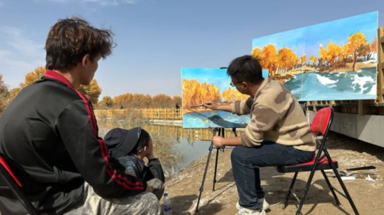 金黄胡杨倒映在澄澈湖水中,与画布上的色彩交织。