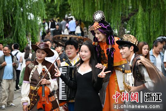 10月19日,浙江湖州南浔古镇,巡游扮演者与游客进行互动合影。陈志斌 摄 10月19日,浙江湖州南浔古镇,巡游扮演者与游客进行互动合影。陈志斌 摄