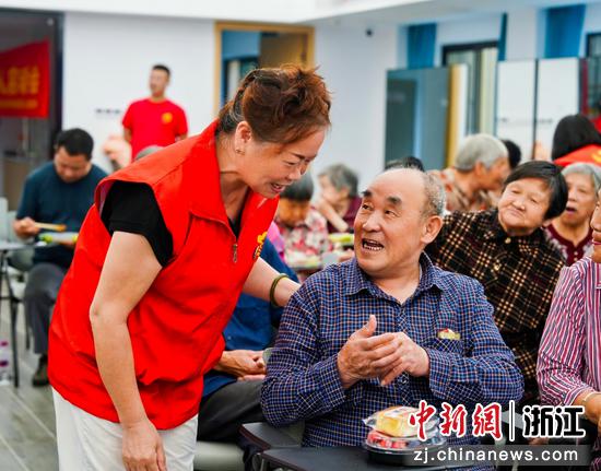 社区工作者为居民提供服务。金华开发区 供图