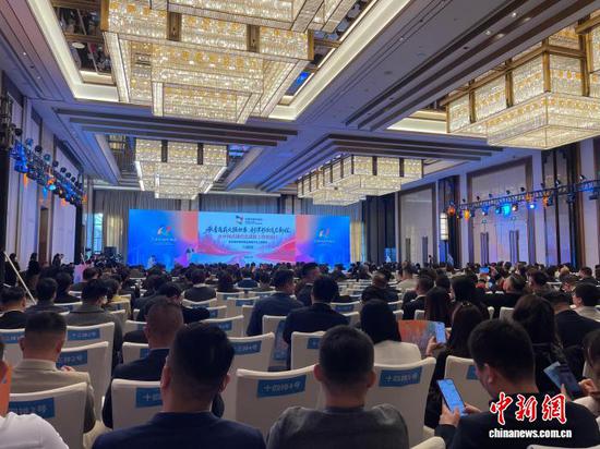 图为“天作之合·津彩未来”全国知名青商走进天津暨天津市青年商会换届大会现场。江莹摄 图为“天作之合·津彩未来”全国知名青商走进天津暨天津市青年商会换届大会现场。江莹摄