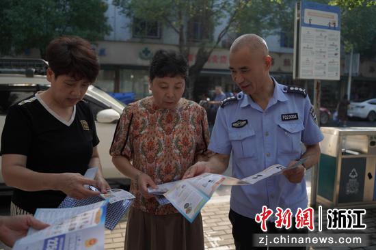 宣传员向居民介绍安全指南。李天锴供图 宣传员向居民介绍安全指南。李天锴供图