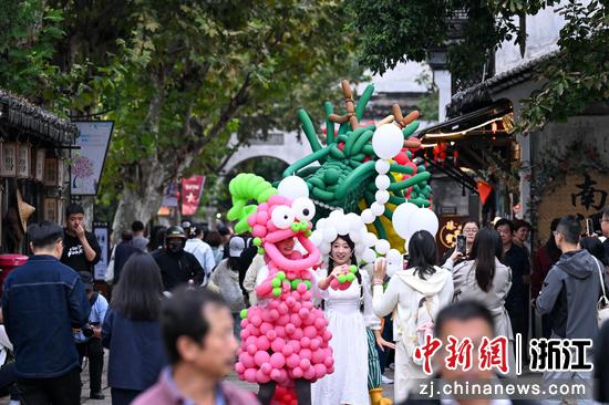 10月19日,浙江湖州南浔古镇,巡游队伍行走在南浔古镇。陈志斌 摄