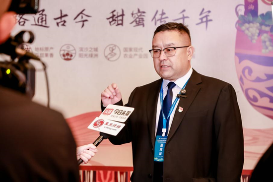 阿合买提·艾买提副县长接受媒体采访。