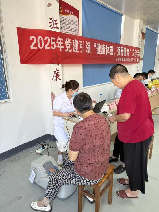 宁波大学附属第一医院神经脊柱外科医生在洞桥镇义诊，并为老人进行骨质疏松筛查。