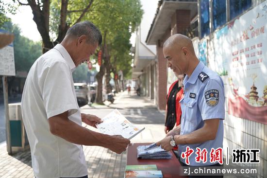 宣传员向居民介绍安全指南。李天锴供图 宣传员向居民介绍安全指南。李天锴供图