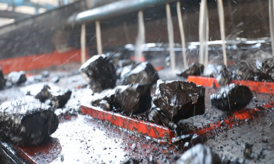 伊新煤业洗选系统筛选块煤。黄纤纤 摄