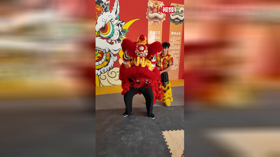 南非籍网络达人学中国狮舞：操控非常难