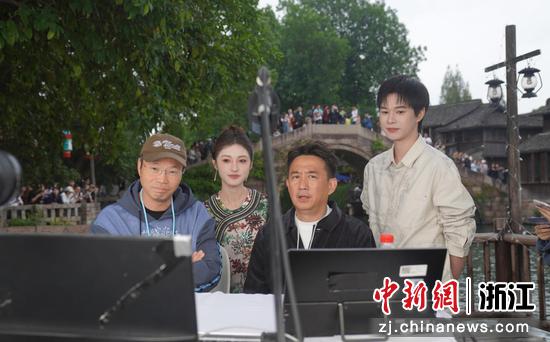 艺人做客海豚直播间。谦寻供图