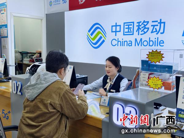 用户在柜台前办理业务。 用户在柜台前办理业务。