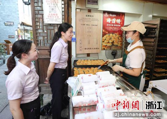中国银行台州市分行工作人员走访临海紫阳街商户，助力当地文旅发展。中国银行台州市分行供图