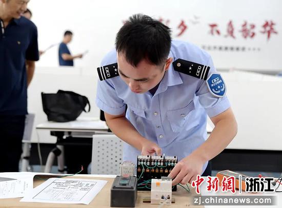 “青峰竞技・匠心传承”技能大比武现场。罗淳刚 摄 “青峰竞技・匠心传承”技能大比武现场。罗淳刚 摄