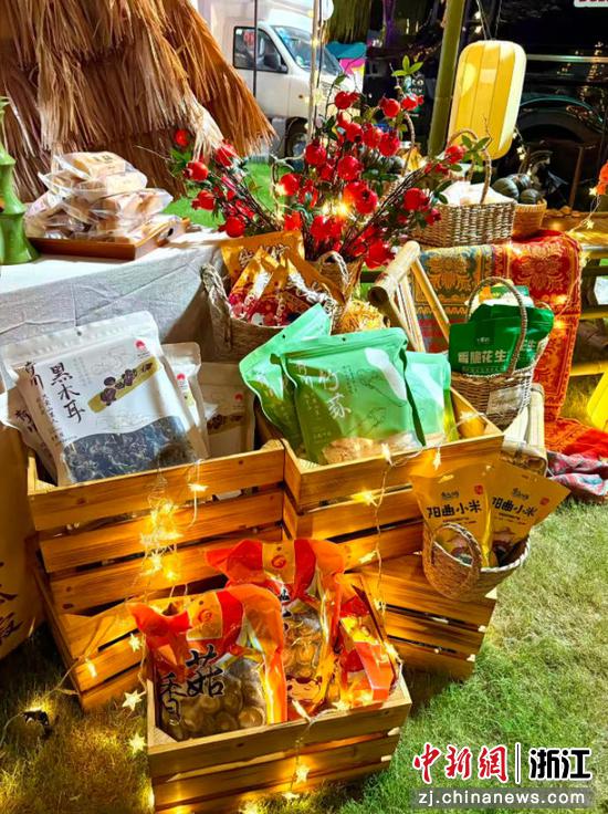 “谦寻环游记”公益商品。谦寻供图