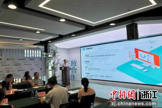 农行嘉兴分行客户经理讲解科技e贷普惠金融产品。农行嘉兴分行 供图