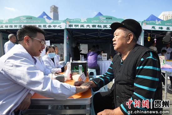 10月22日,在2025年贵州省中医药文化贵阳集市暨“百市千县”中医药文化惠民活动现场,医护人员正在为市民开展义诊及健康咨询服务。 10月22日,在2025年贵州省中医药文化贵阳集市暨“百市千县”中医药文化惠民活动现场,医护人员正在为市民开展义诊及健康咨询服务。