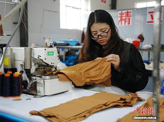 图为工人正在赶制外贸订单。中新网记者 周燕玲 摄 图为工人正在赶制外贸订单。中新网记者 周燕玲 摄