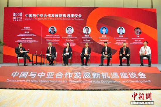 中国与中亚合作发展新机遇座谈会上,嘉宾们深入探讨合作具体路径与创新模式。汪春林 摄 中国与中亚合作发展新机遇座谈会上,嘉宾们深入探讨合作具体路径与创新模式。汪春林 摄